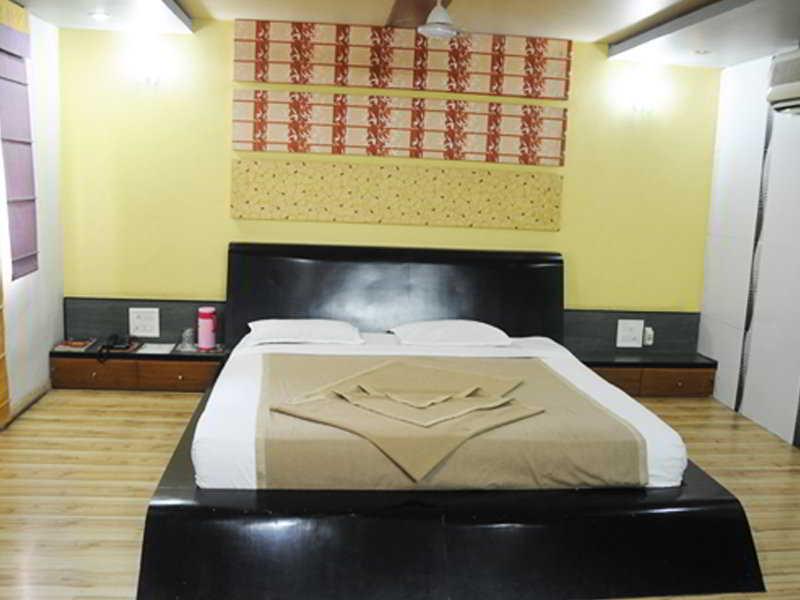 Neelkanth Paradise Hotel Ahmedabad Ngoại thất bức ảnh