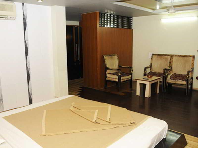 Neelkanth Paradise Hotel Ahmedabad Ngoại thất bức ảnh