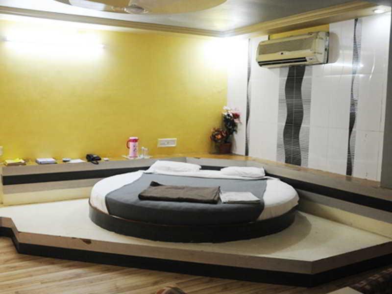 Neelkanth Paradise Hotel Ahmedabad Ngoại thất bức ảnh