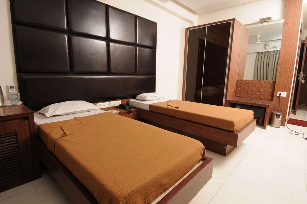 Neelkanth Paradise Hotel Ahmedabad Phòng bức ảnh